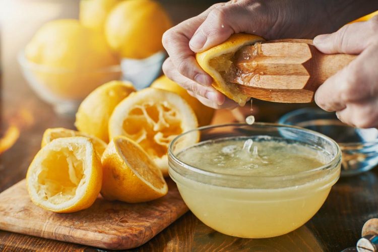 How to Flush out Kidney Stones With Lemons